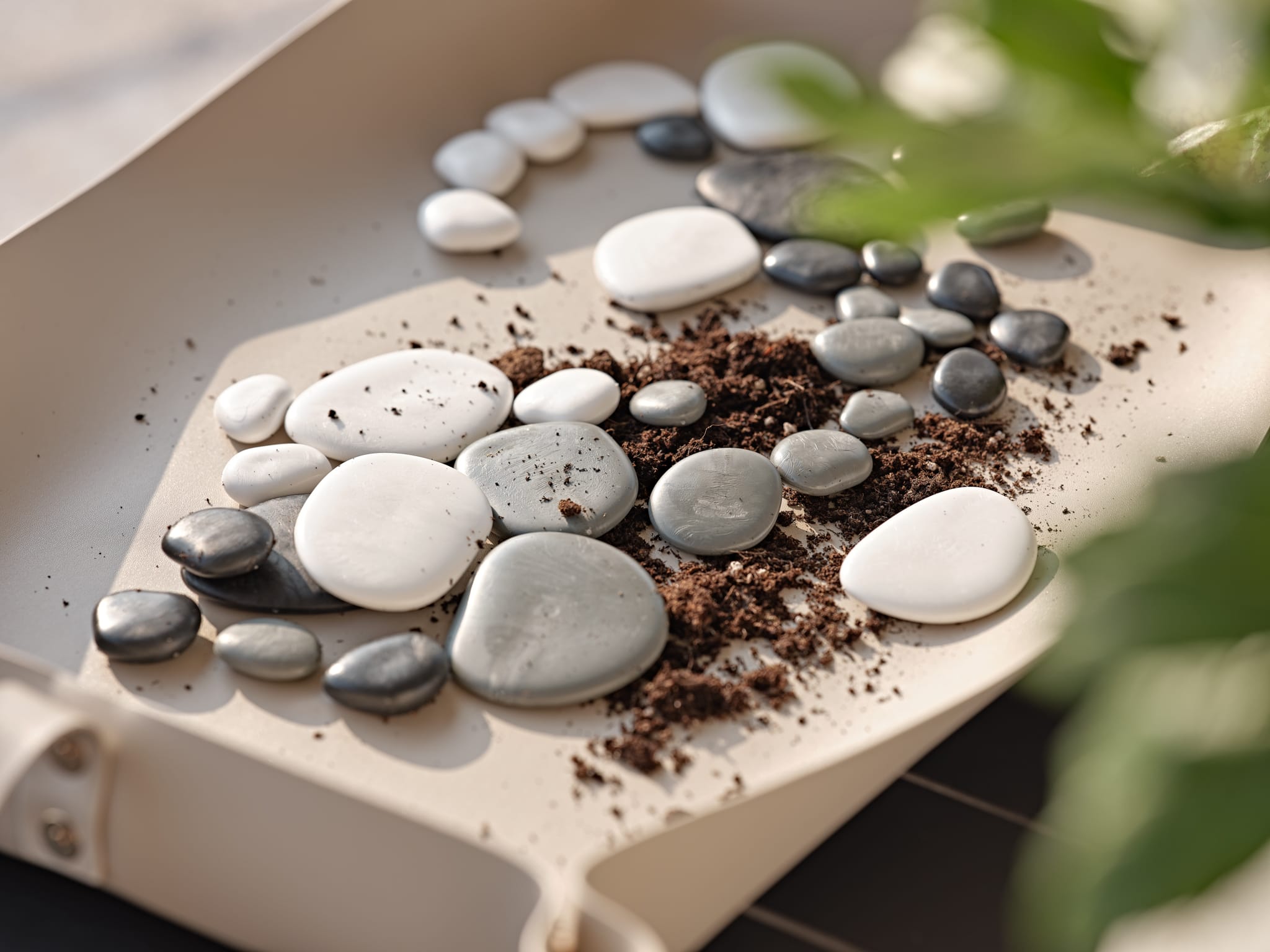 PEBBLES L
